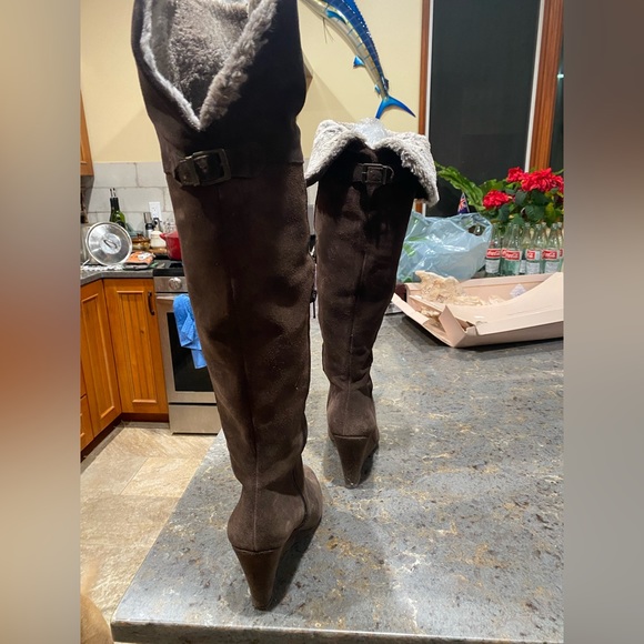 Brand: BCBGeneration Model: BG-Mocha Color: Onyx Oily calf suede Size: 9 - Picture 4 of 10